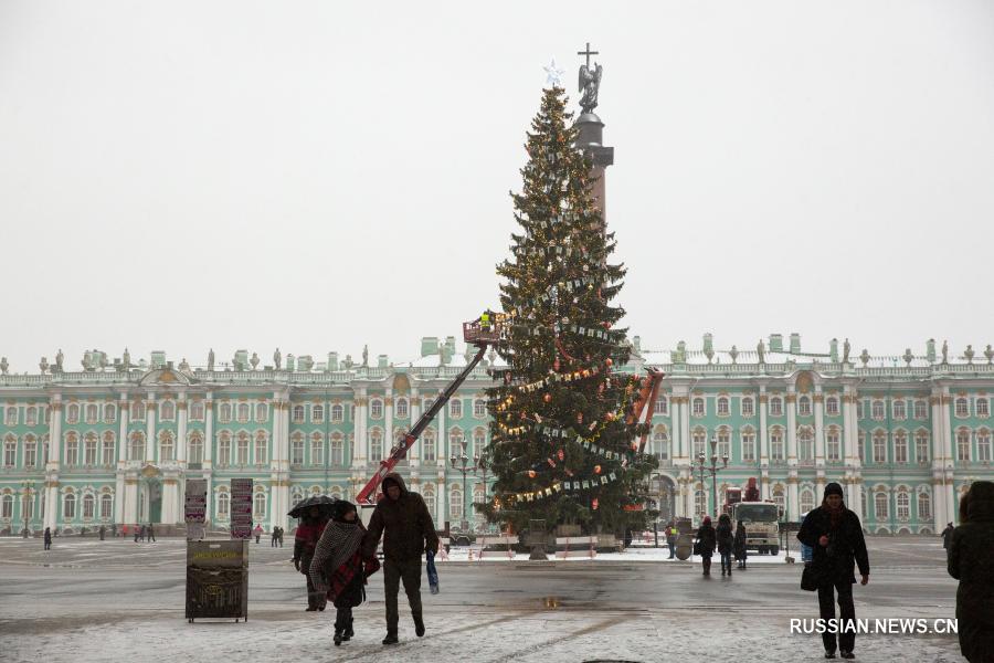 Новогодняя елка на Дворцовой площади в Петербурге