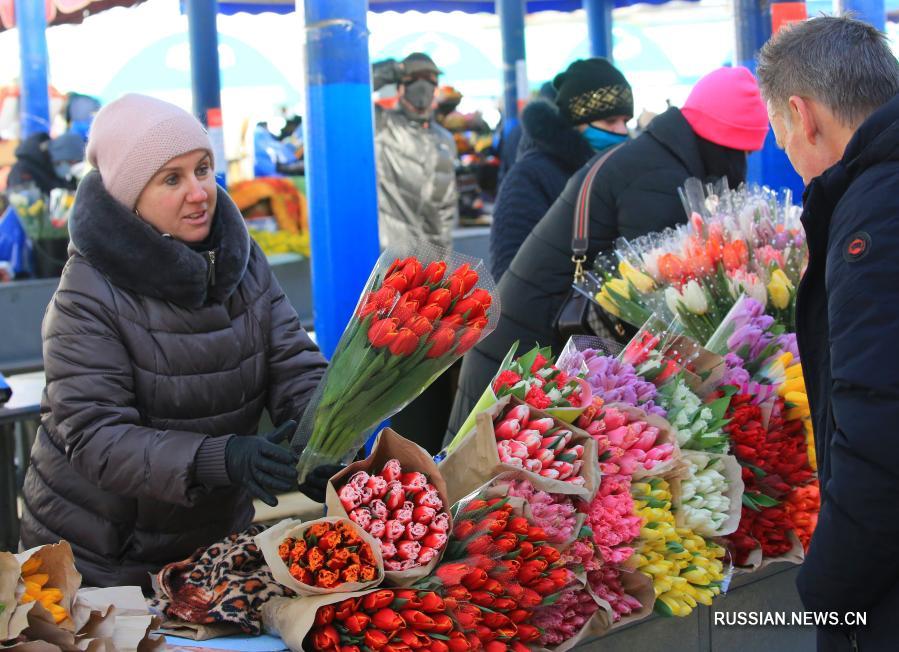 Праздничный цветочный базар в столице Беларуси