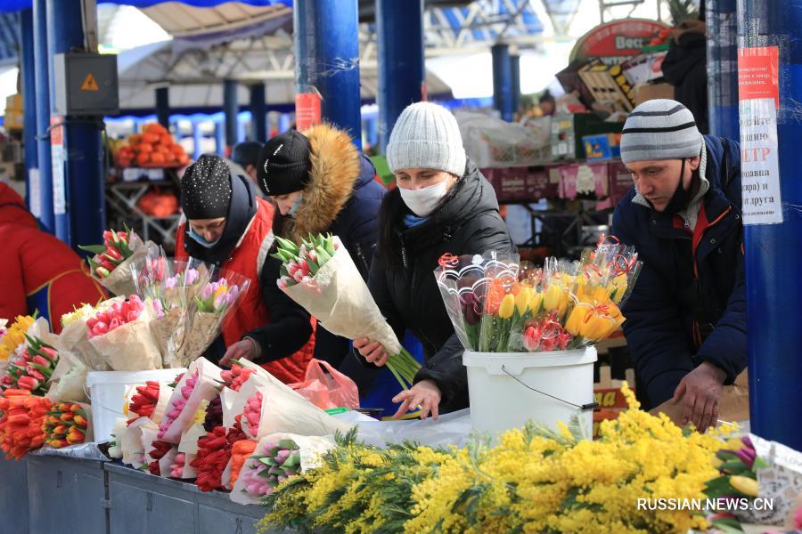 Праздничный цветочный базар в столице Беларуси