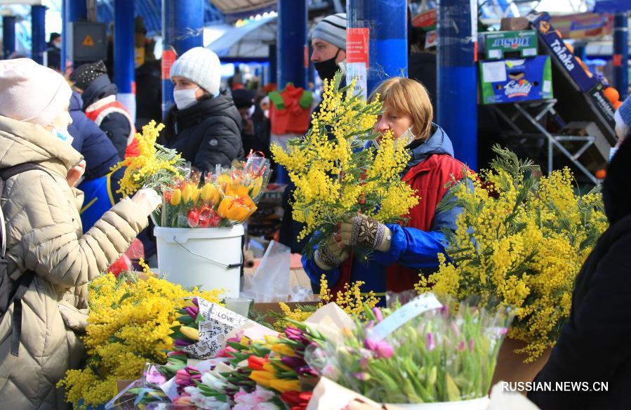 Праздничный цветочный базар в столице Беларуси