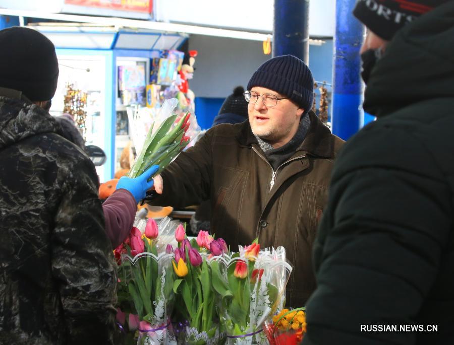 Праздничный цветочный базар в столице Беларуси