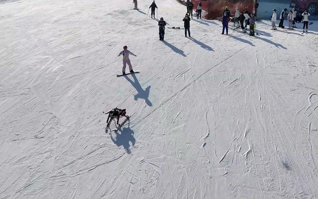 В Китае представлен шестиногий робот-лыжник, катающийся не хуже людей