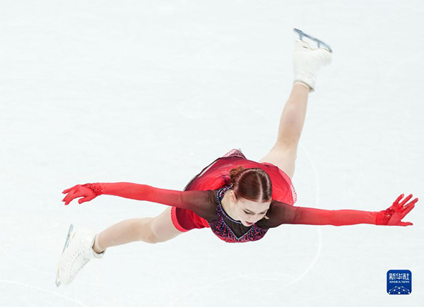 Камила Валиева вышла в лидеры после короткой программы фигуристок на Олимпиаде в Пекине