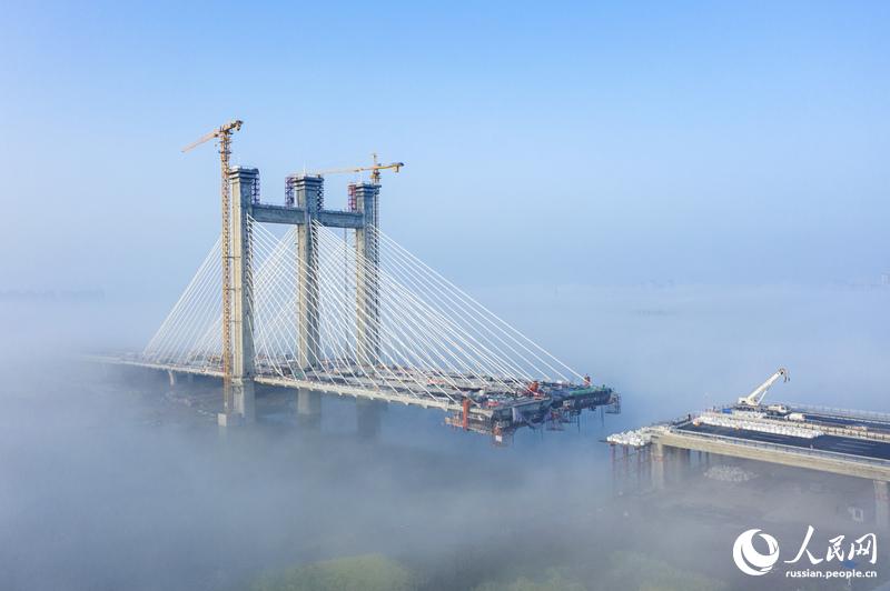 Необычная картина "моста в облаках" появилась в уезде Мэнчэн провинции Аньхой