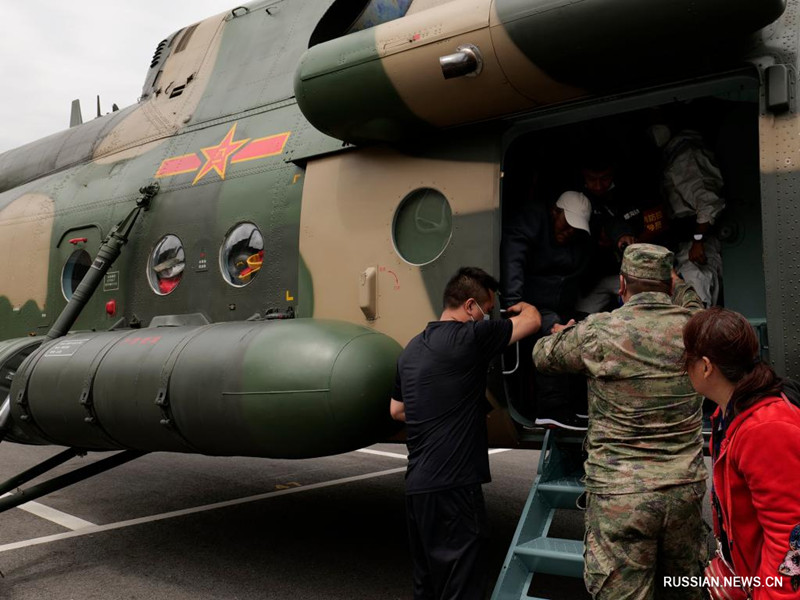 Более 2700 военнослужащих НОАК и сотрудников вооруженной полиции ликвидируют последствия землетрясения в Сычуане