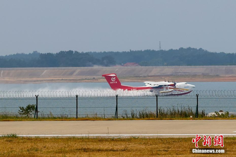 Китайский пожарный самолет-амфибия "Куньлун" AG600M прошел испытания забора и выброса воды