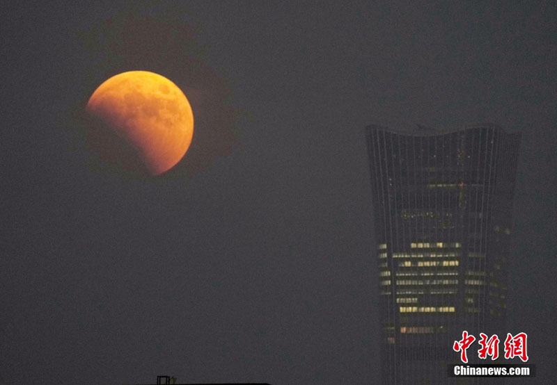 Во многих местах Китая можно было наблюдать полное лунное затмение