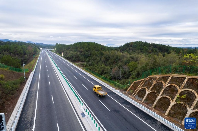 Первая интеллектуальная скоростная автомагистраль в провинции Хунань открылась для движения