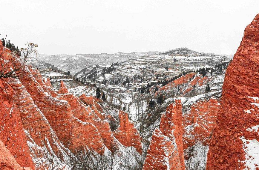 Великолепный заснеженный ландшафт Данься в Центральном Китае