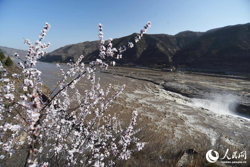 ?Весеннее половодье? на водопаде Хукоу