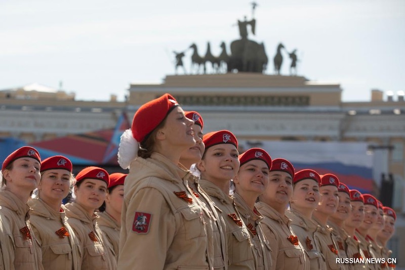 Военный парад и концерты прошли в Санкт-Петербурге в честь Дня Победы