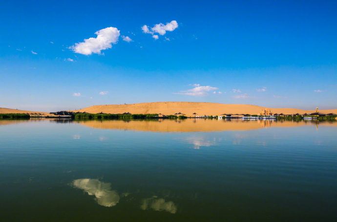 Удивительный пейзаж в Нинся: озерная вода и песок