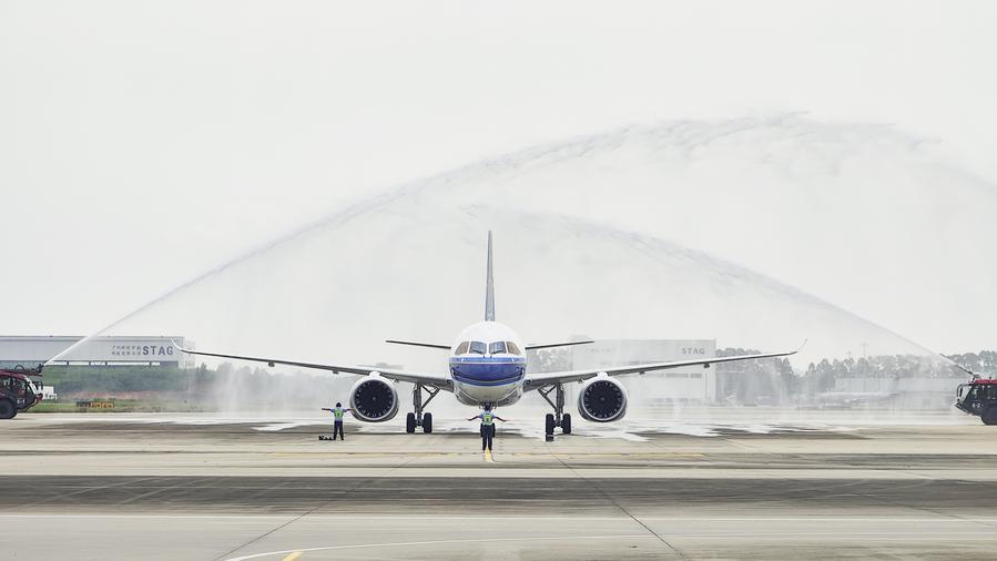 Китайский самолет C919 совершил посадку в Сицзане впервые