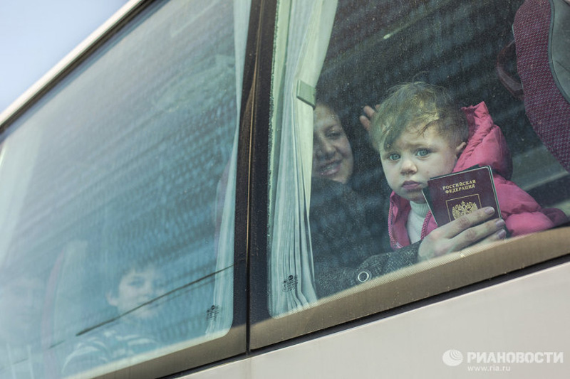 Всего на постоянном и временном консульском учете в Сирии находятся 8008 человек, сообщил ранее РИА Новости представитель посольства РФ. Однако, по данным дипломатов РФ, в стране проживают еще около 25 тысяч россиянок, вышедших замуж за сирийцев. Они не становились на консульский учет.На фото: граждане России, покидающие Сирию, в автобусах на границе с Ливаном.