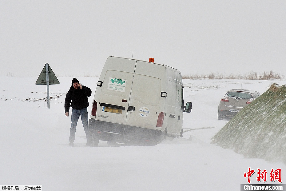 На севере Франции около 500 автомобилей застряли на скоростном шоссе, расположенном около района Шербура. 