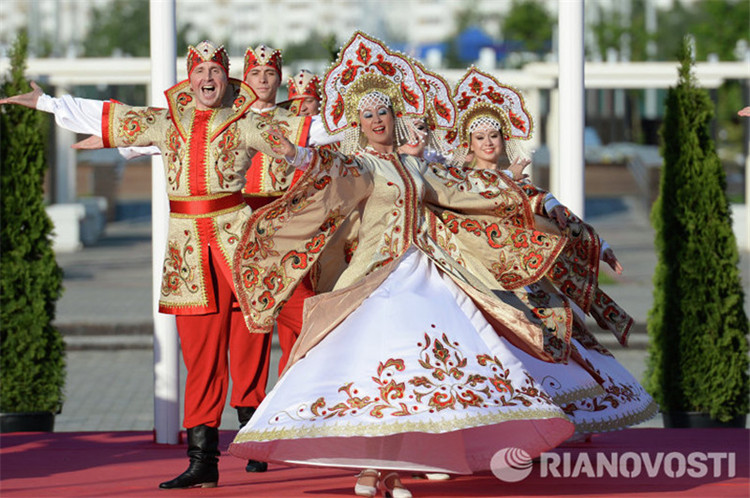 На открытии выступили местные артисты.