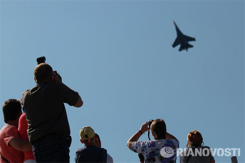 Пять самолетов СУ-27 и четыре самолета МИГ-29 специально для гостей и участников форума показали фигуры высшего пилотажа, такие как, петля Нестерова, синхронная бочка, косая петля.