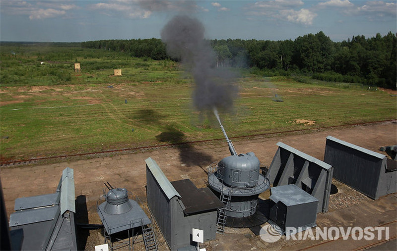 В рамках Международного военно-морского салона для журналистов прошли показательные стрельбы из артиллерийских систем и артиллерийских установок. На Ржевском полигоне, который расположен во Всеволожском районе Ленинградской области, были произведены выстрелы по мишеням, а некоторые установки отстрелялись в воздух. 