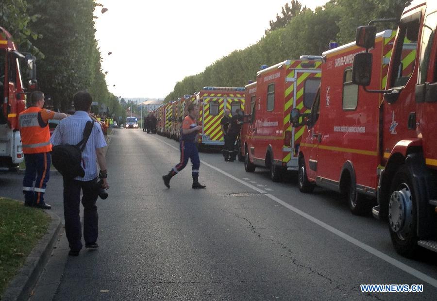 Сход поезда с рельсов под Парижем привел к множеству жертв (6)