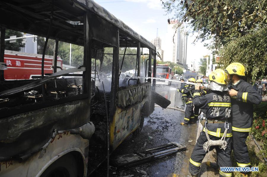 В результате возгорания автобуса в Урумчи погиб один человек, шестеро получили ранения (4)