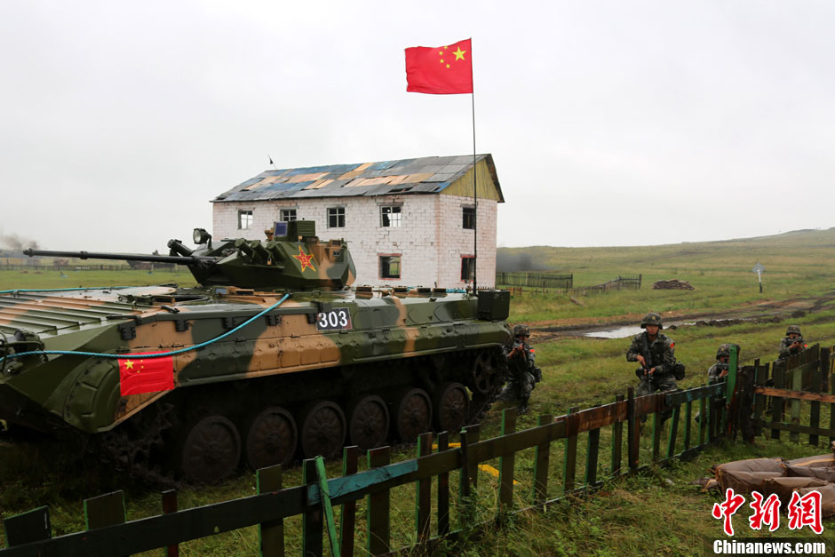 В совместных военных учениях "Мирная миссия-2013" организована первая общая отработка практических действий войск (4)