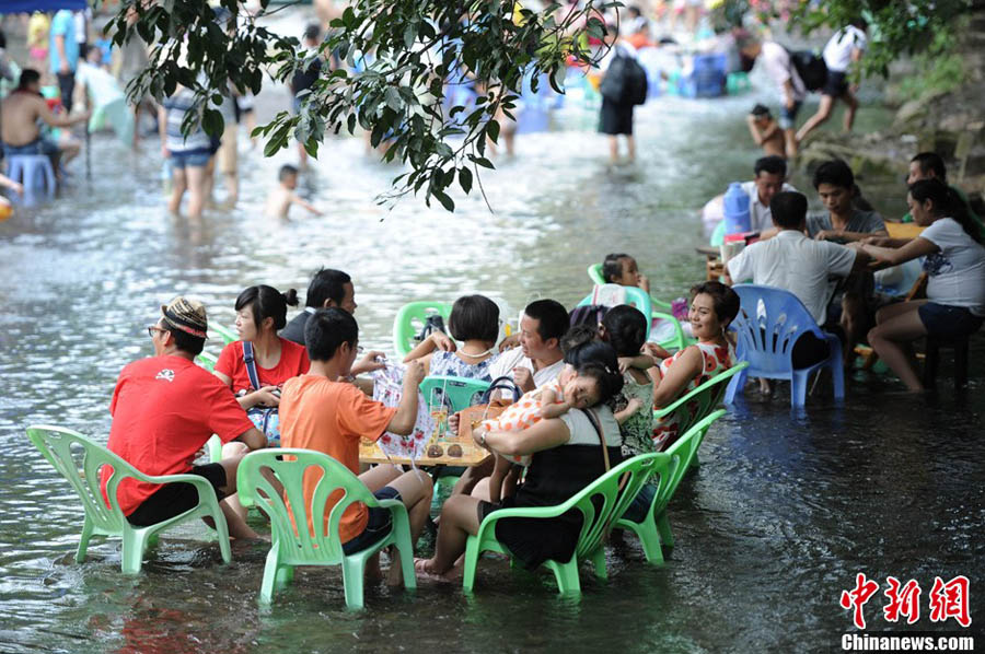 Красная тревога в городе Чунцин, жители играют в мацзян в воде (6)