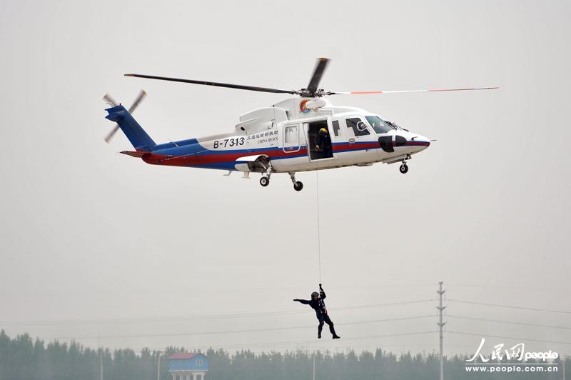 Пилотажная группа сухопутных войск Китая впервые появилась на выставке вертолетов (22)