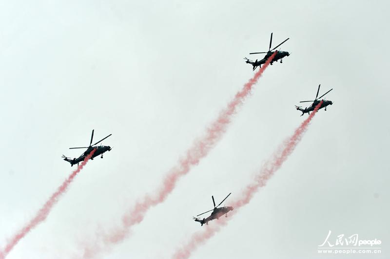 Пилотажная группа сухопутных войск Китая впервые появилась на выставке вертолетов (15)