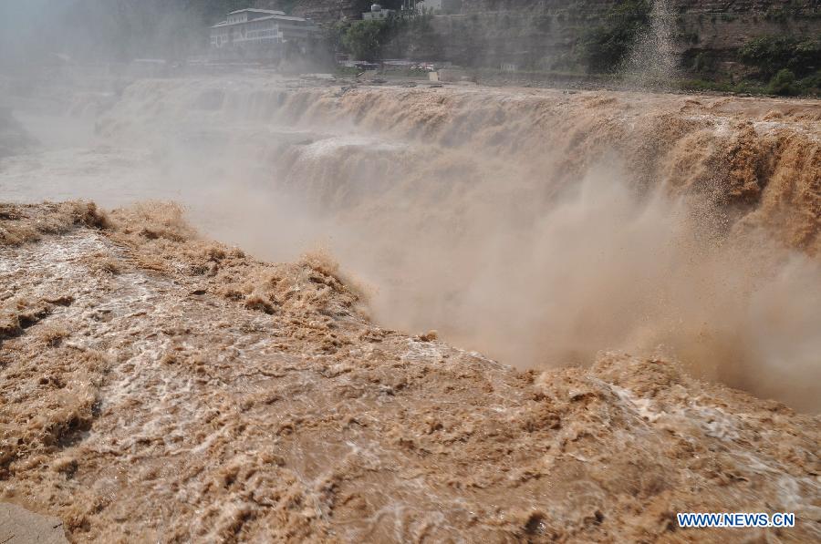 Прекрасный водопад Хукоу (2)