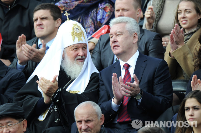 Патриарх Московский и всея Руси Кирилл (слева) и временно исполняющий обязанности мэра Москвы Сергей Собянин во время торжественной церемонии открытия Дня города на Красной площади