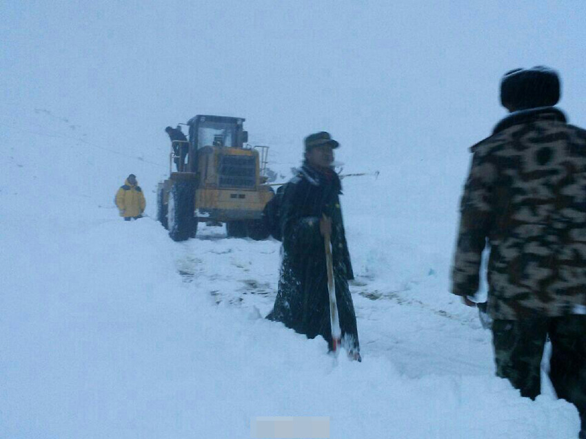 86 туристов заблокированы в базовом лагере на Джомолунгме из-за снегопада (12)