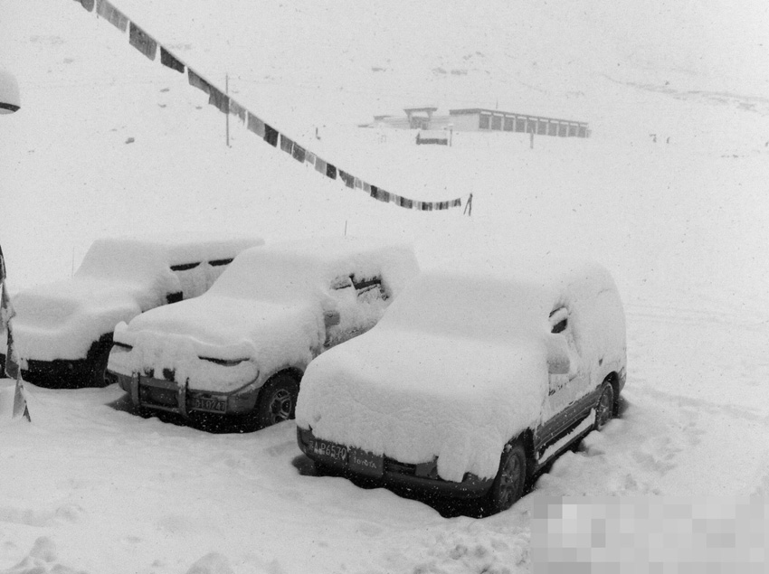 86 туристов заблокированы в базовом лагере на Джомолунгме из-за снегопада (8)