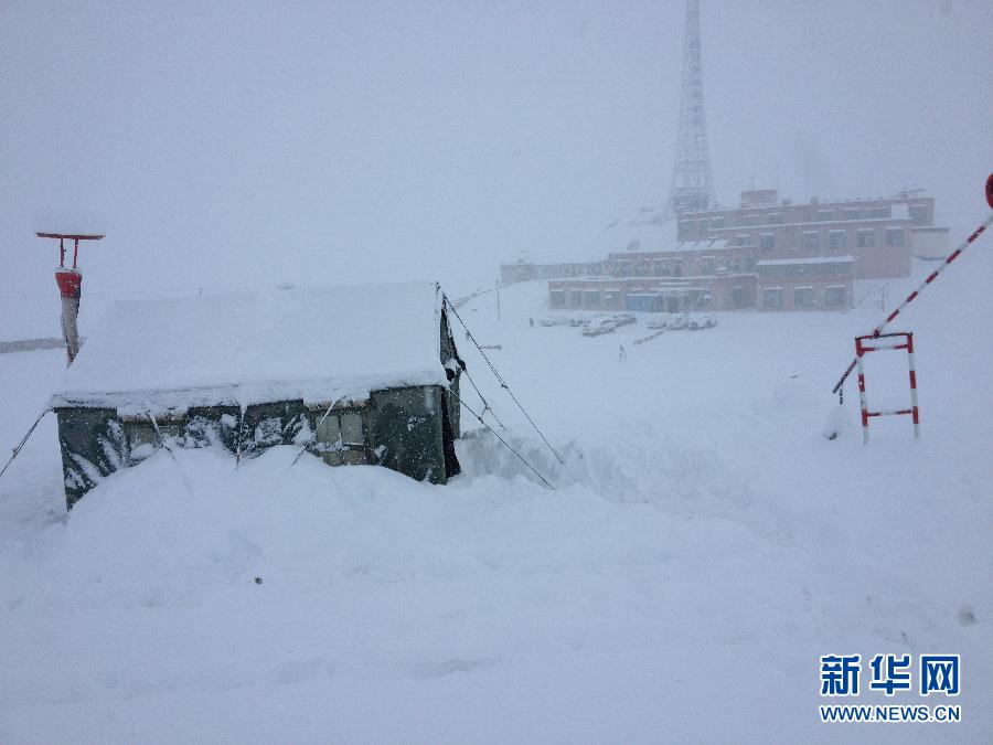 Никто из заблокированных в базовом лагере на Джомолунгме не пострадал (2)