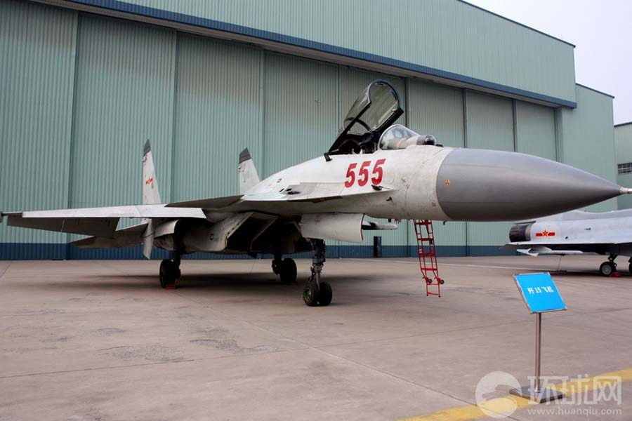 AVIC впервые продемонстрировала СМИ палубный истребитель J-15