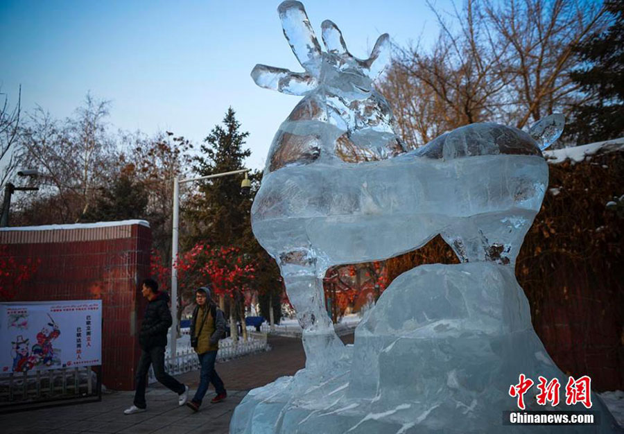 Ледяная скульптура ?Мчащиеся кони? появилась в парке ?Красная гора? в Урумчи (5)