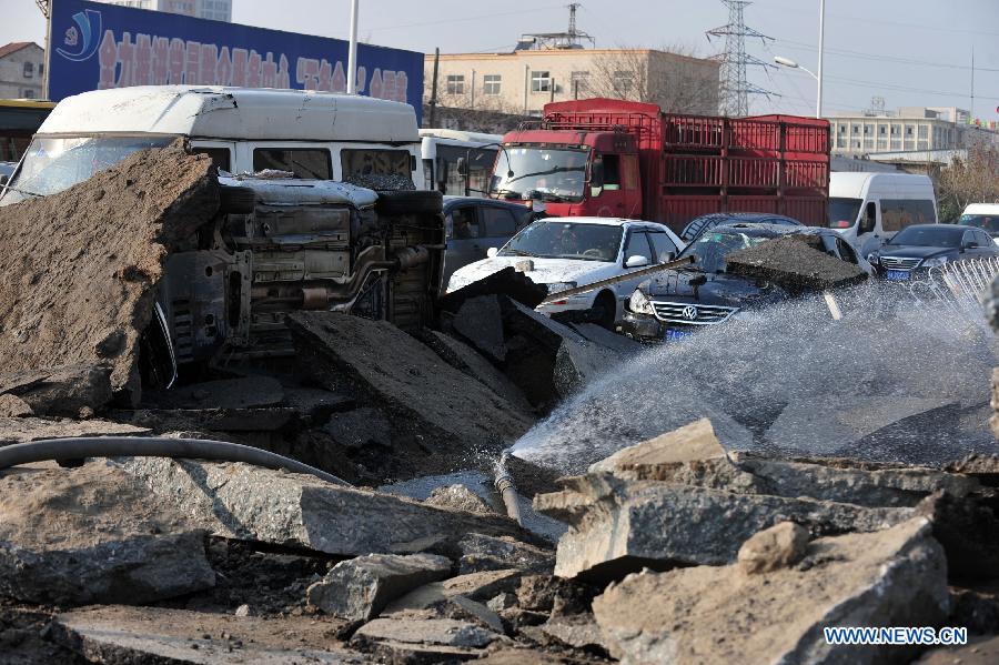 На дороге в городе Ухань произошел взрыв, 3 человека ранены (3)