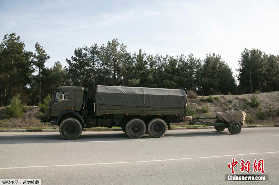 Бронемашины стягиваются на границу Крыма (5)