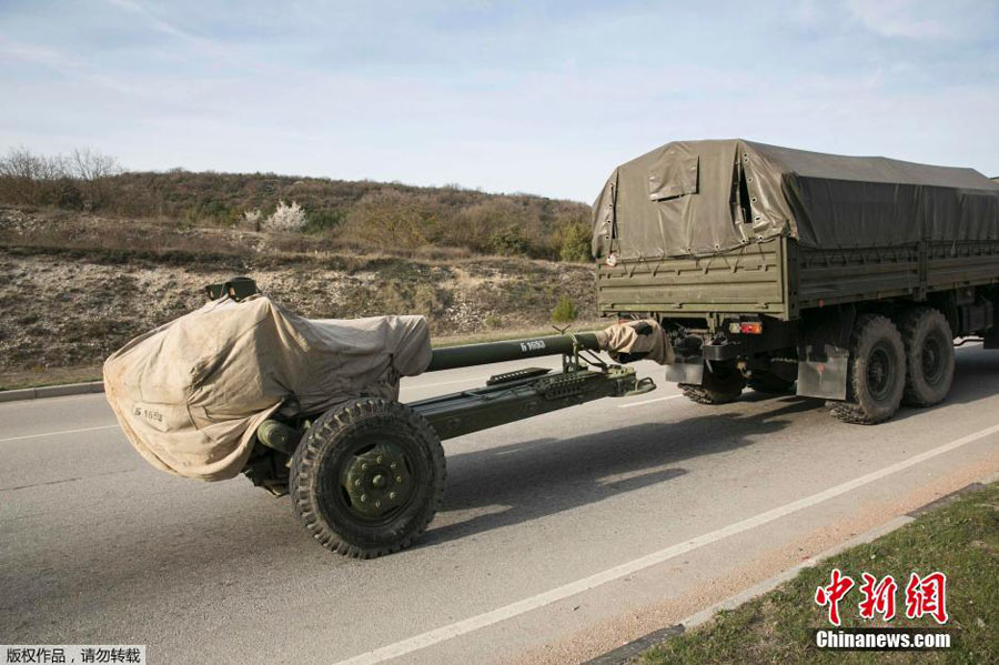 Бронемашины стягиваются на границу Крыма (4)