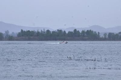 Падение вертолета в пригороде Пекина: один пилот погиб, другой ранен