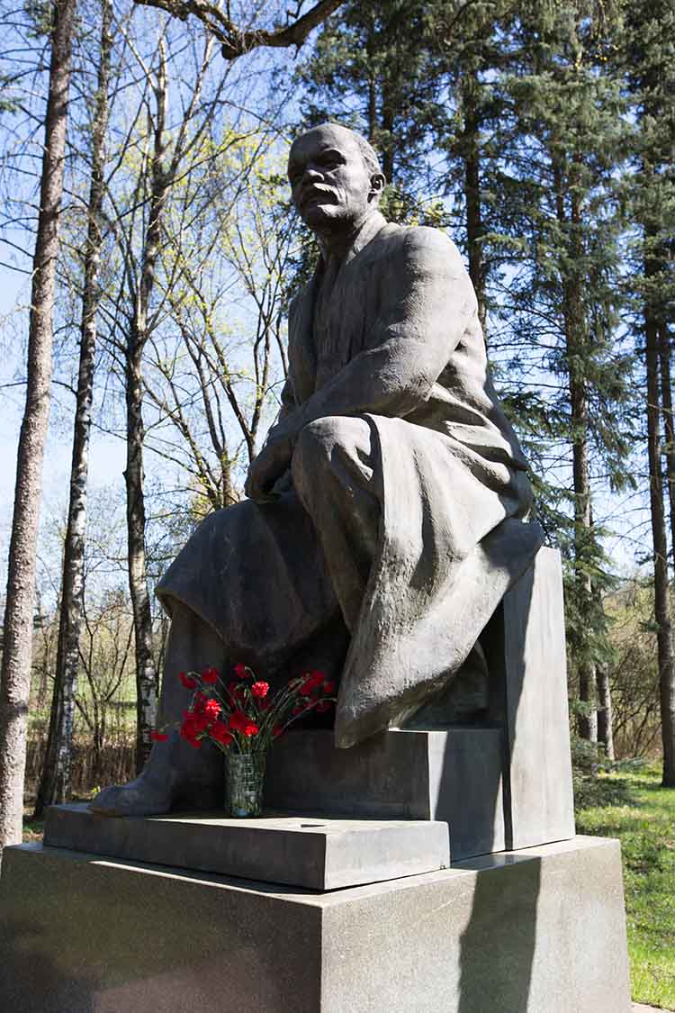 Памятник Ленину, который перевезен в Горки из парка Кремля в Москве.