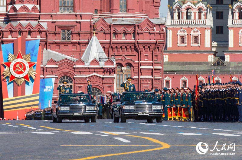 Принял парад министр обороны генерал армии Сергей Шойгу, командовал недавно назначенный на должность главнокомандующего Сухопутными войсками генерал-полковник Олег Салюков