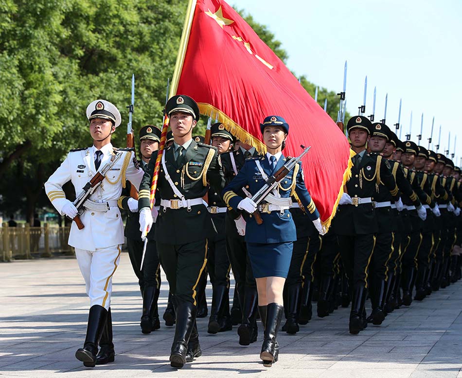 В Китае впервые появились женщины-солдаты почётного караула (2)